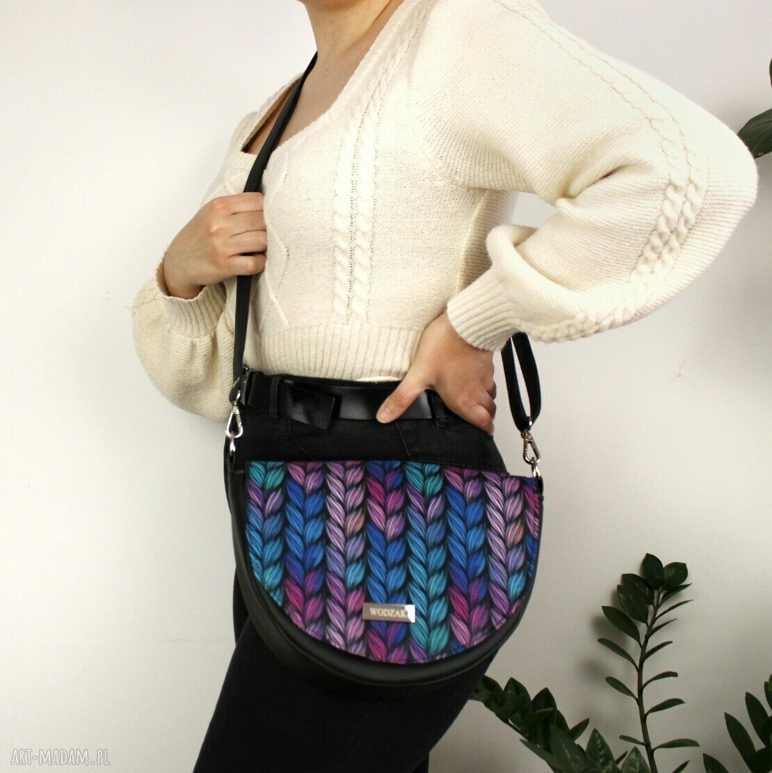 na ramię: Torebka damska Erin czarna z klapką w warkocze hand made