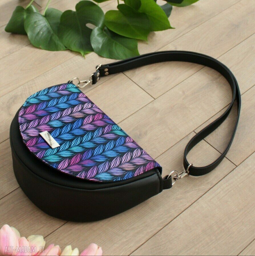 na ramię: Torebka damska Erin czarna z klapką w warkocze hand made