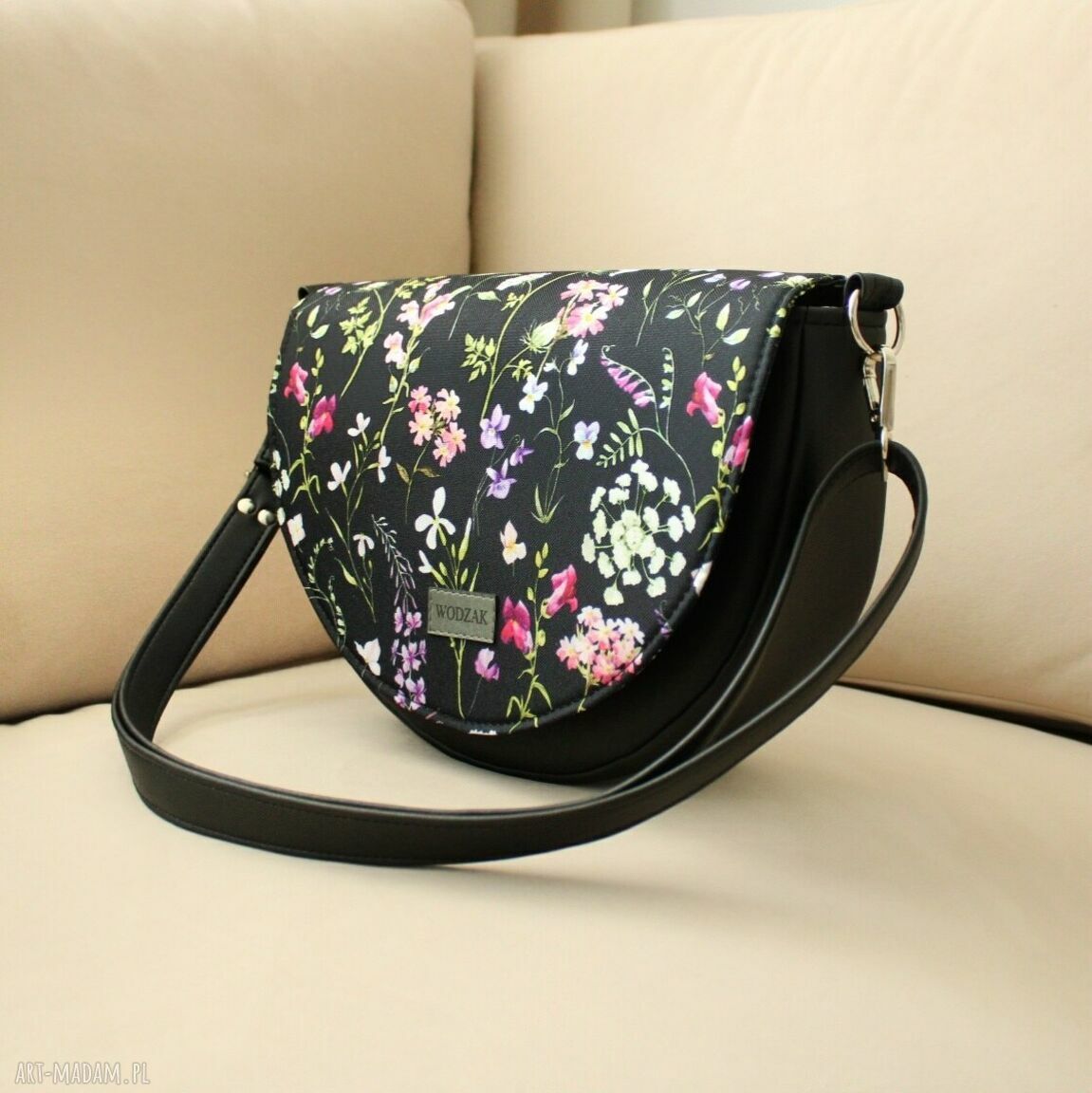 na ramię: Torebka damska Erin czarna z klapką w wiosenną łąkę Ręcznie zrobione