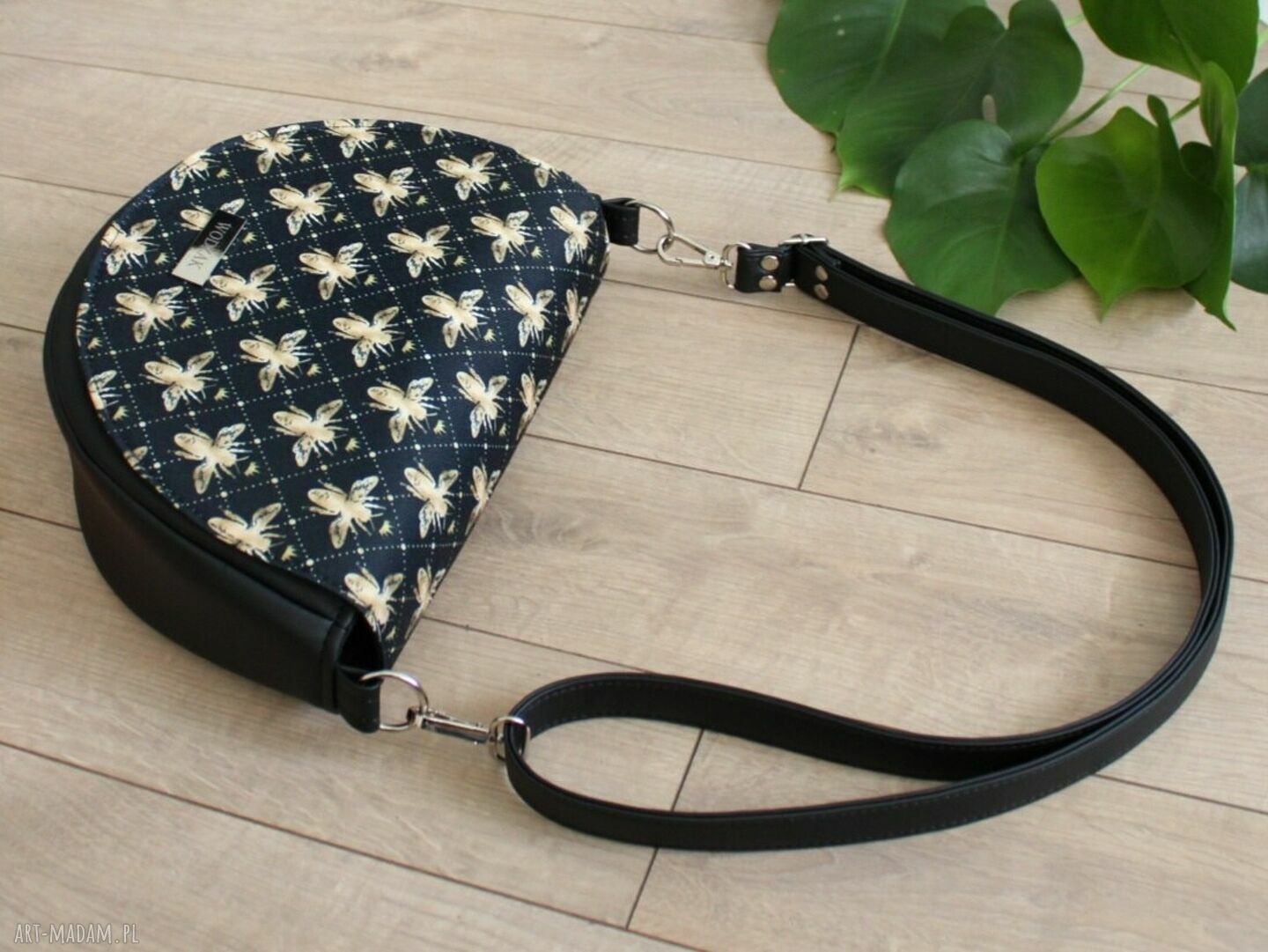 na ramię: Torebka damska Erin czarna z klapką w złote pszczoły hand made