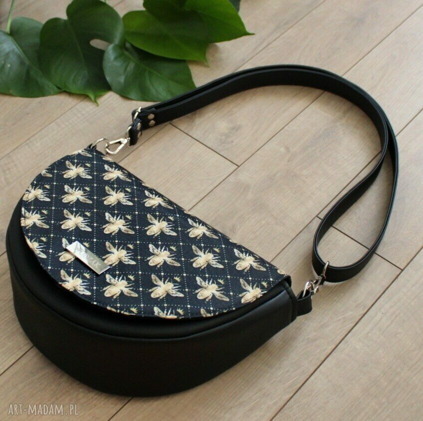 na ramię: Torebka damska Erin czarna z klapką w złote pszczoły hand made