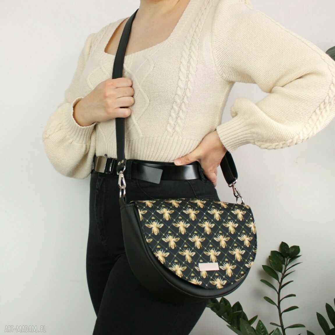 na ramię: Torebka damska Erin czarna z klapką w złote pszczoły hand made