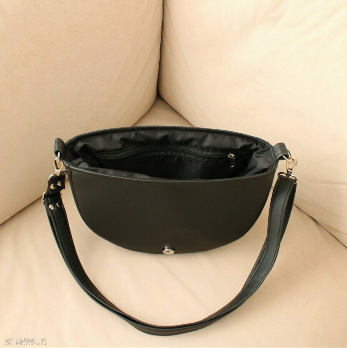 na ramię: Torebka damska Erin czarna z klapką w złote pszczoły hand made