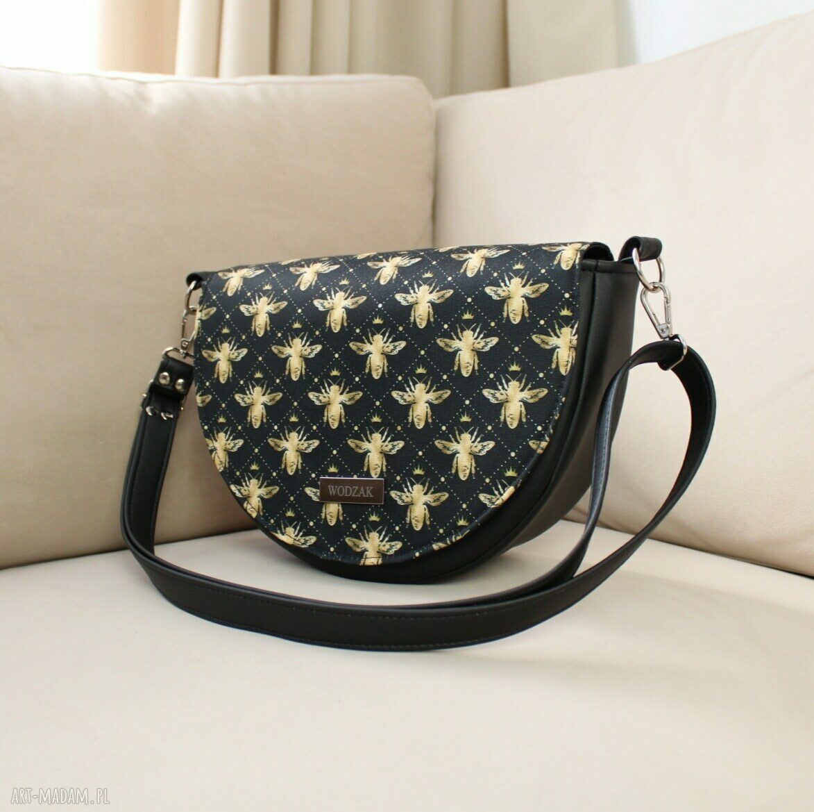 na ramię: Torebka damska Erin czarna z klapką w złote pszczoły hand made