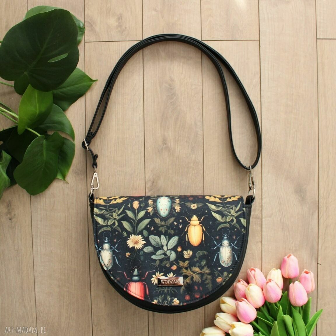 na ramię: Torebka damska Erin czarna z klapką w żuki hand made