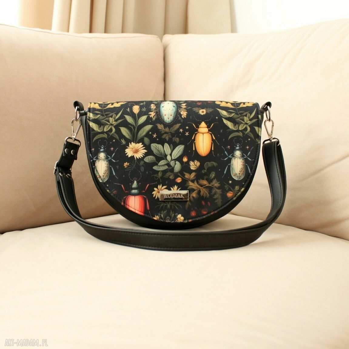 na ramię: Torebka damska Erin czarna z klapką w żuki hand made