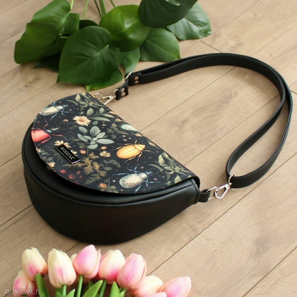 na ramię: Torebka damska Erin czarna z klapką w żuki hand made