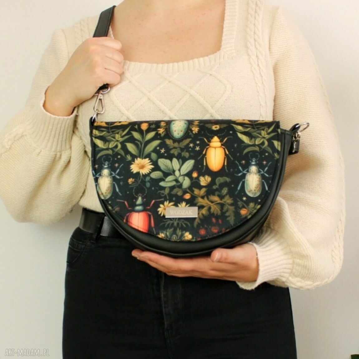 Torebka damska erin czarna klapką żuki kolorowa owady ramię