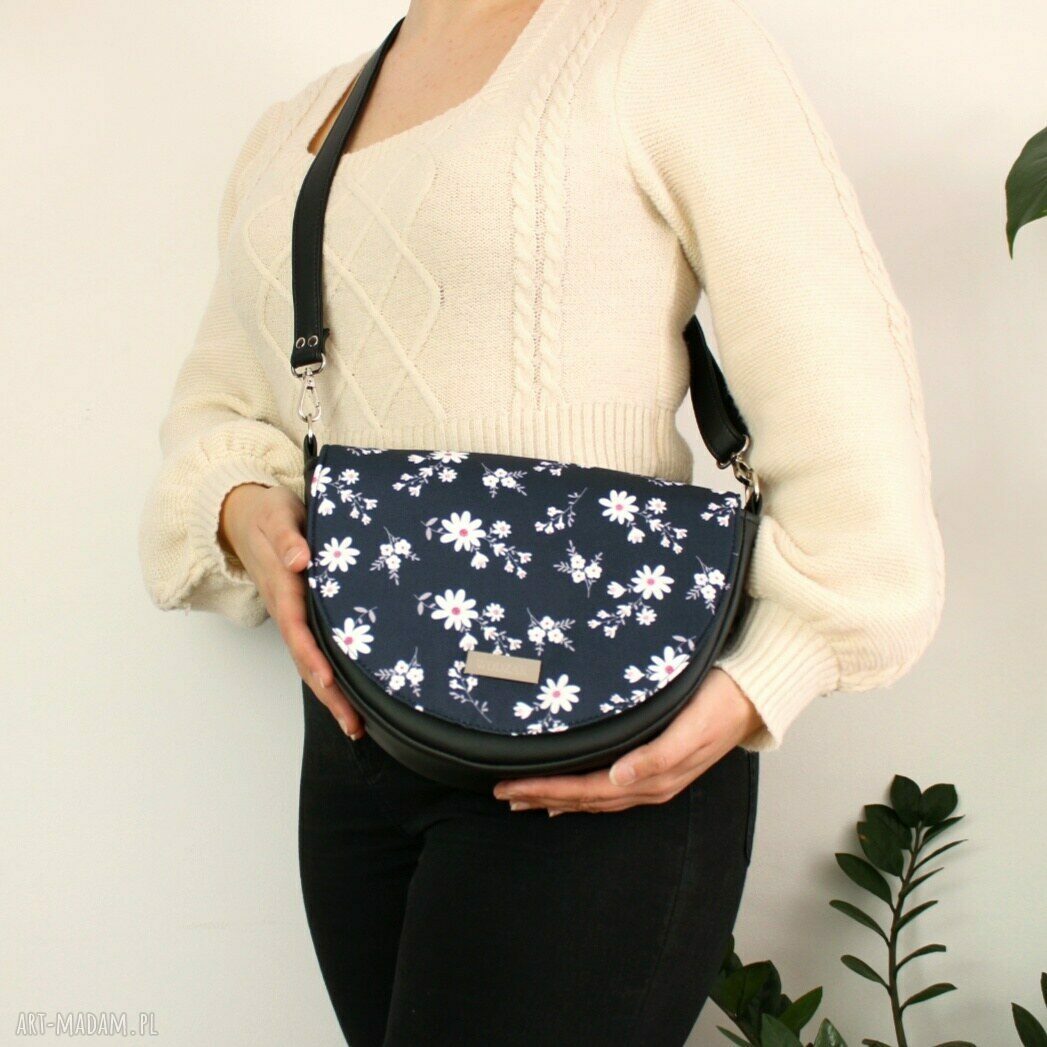 na ramię: Torebka damska Erin z klapką w kwiatuszki na granatowym ręcznie zrobione