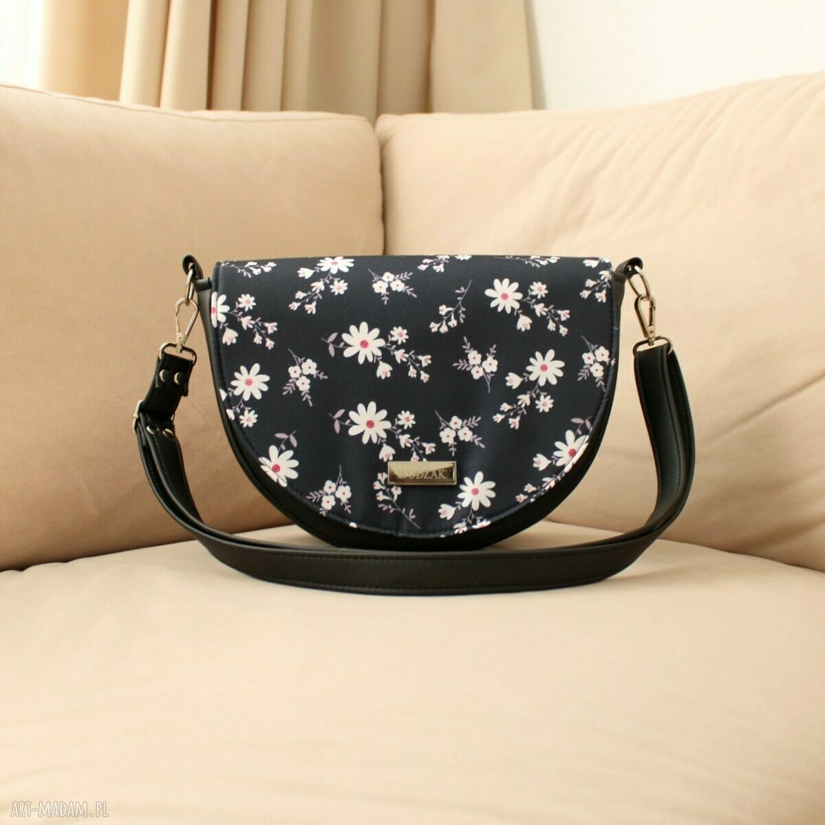 na ramię: Torebka damska Erin z klapką w kwiatuszki na granatowym ręcznie zrobione