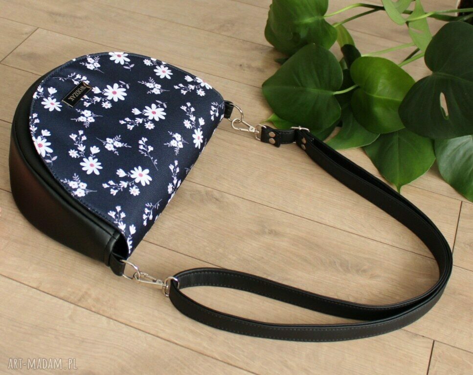na ramię: Torebka damska Erin z klapką w kwiatuszki na granatowym ręcznie zrobione