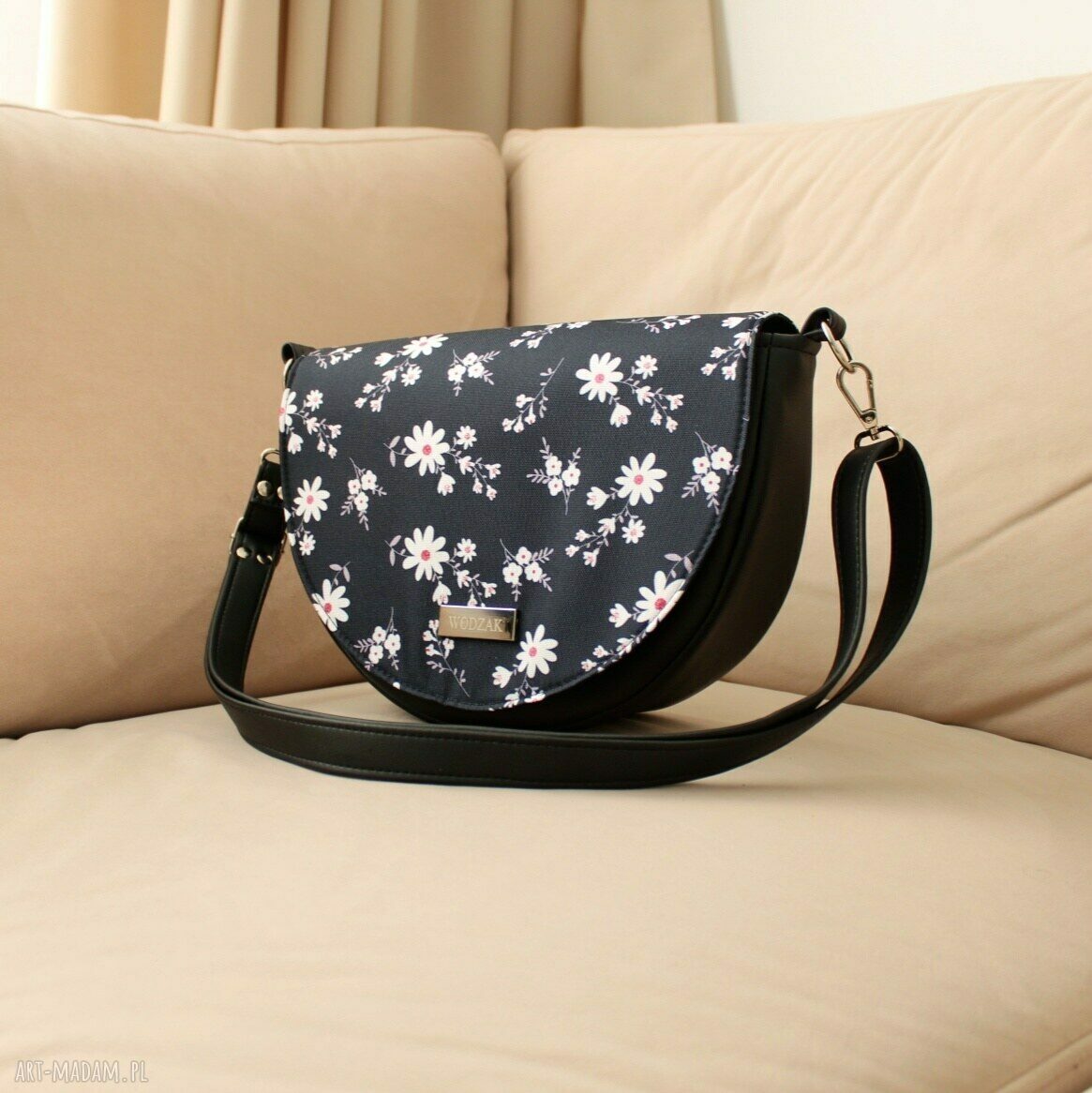na ramię: Torebka damska Erin z klapką w kwiatuszki na granatowym ręcznie zrobione