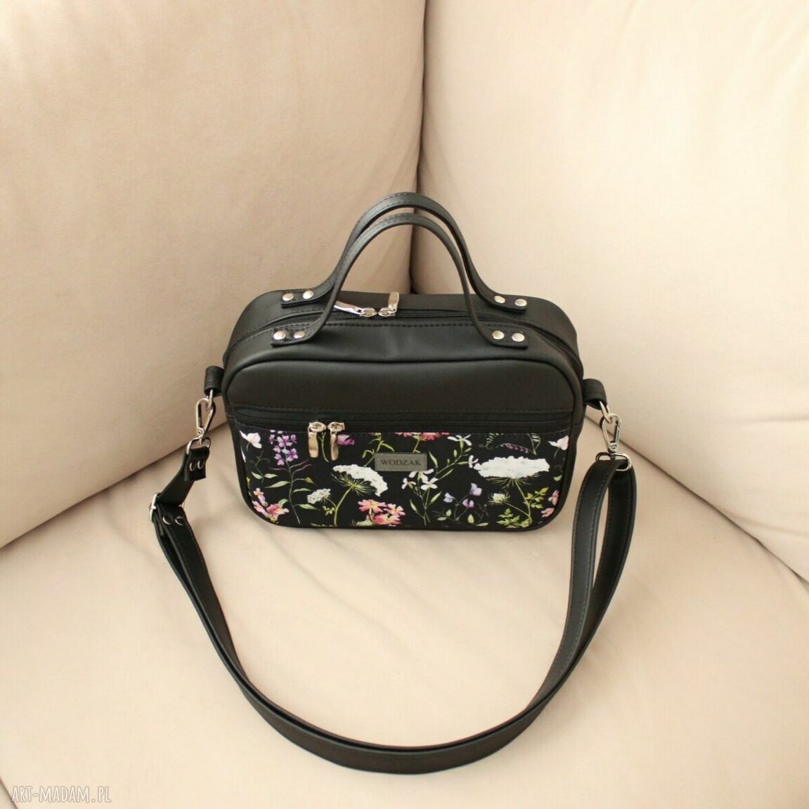 do ręki: Torebka damska listonoszka z czarnej ekoskóry w kwiaty autorskie