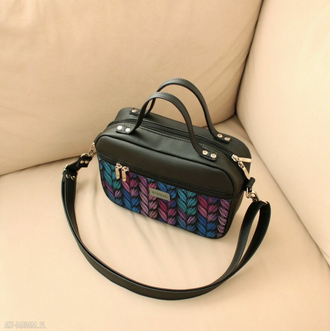 do ręki: Torebka damska listonoszka z czarnej ekoskóry w warkocze autorskie