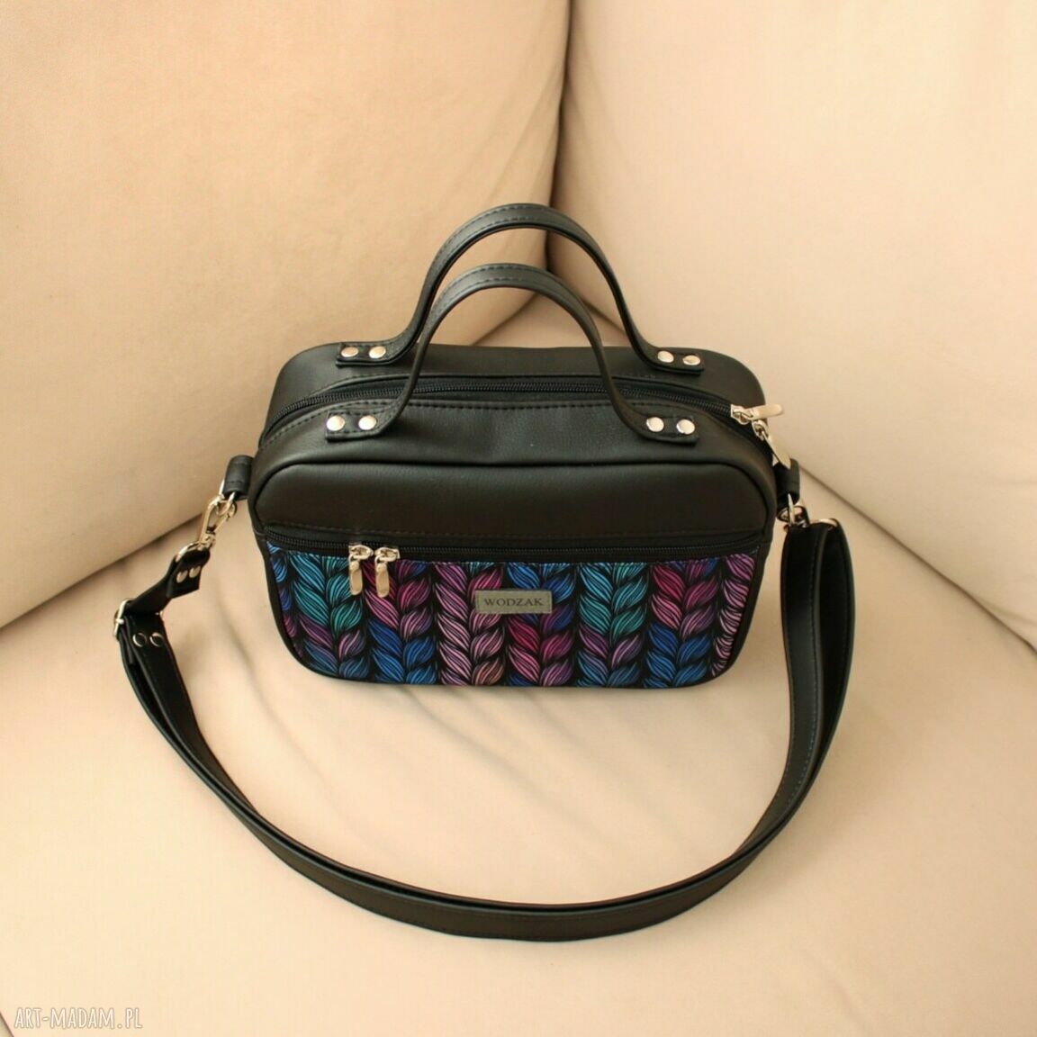 do ręki: Torebka damska listonoszka z czarnej ekoskóry w warkocze autorskie