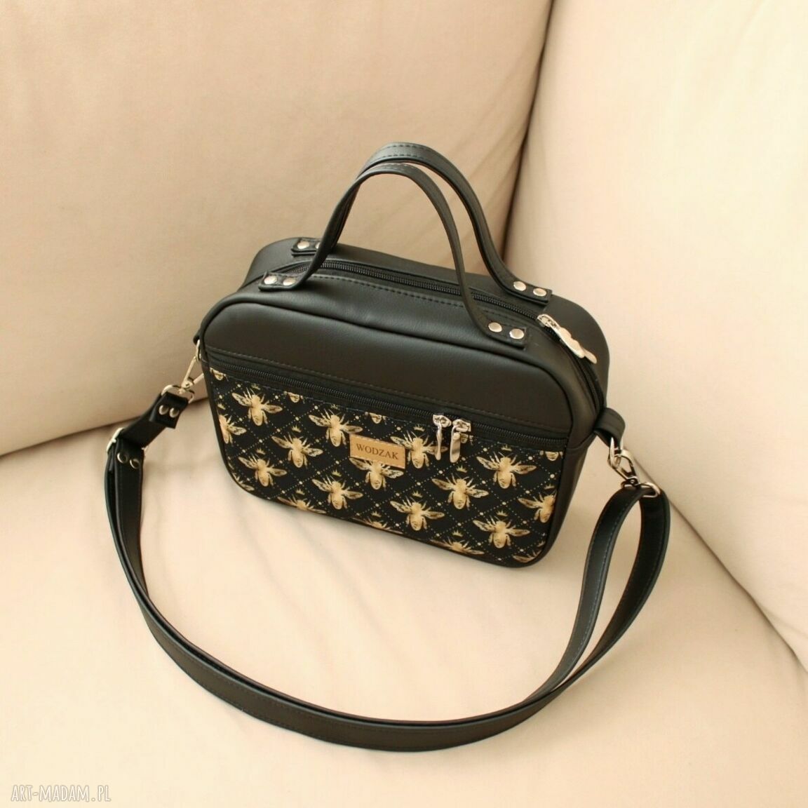 do ręki: Torebka damska listonoszka z czarnej ekoskóry w złote pszczoły autorskie