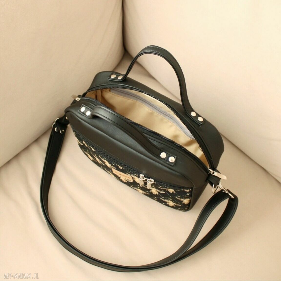 do ręki: Torebka damska listonoszka z czarnej ekoskóry w złote pszczoły autorskie
