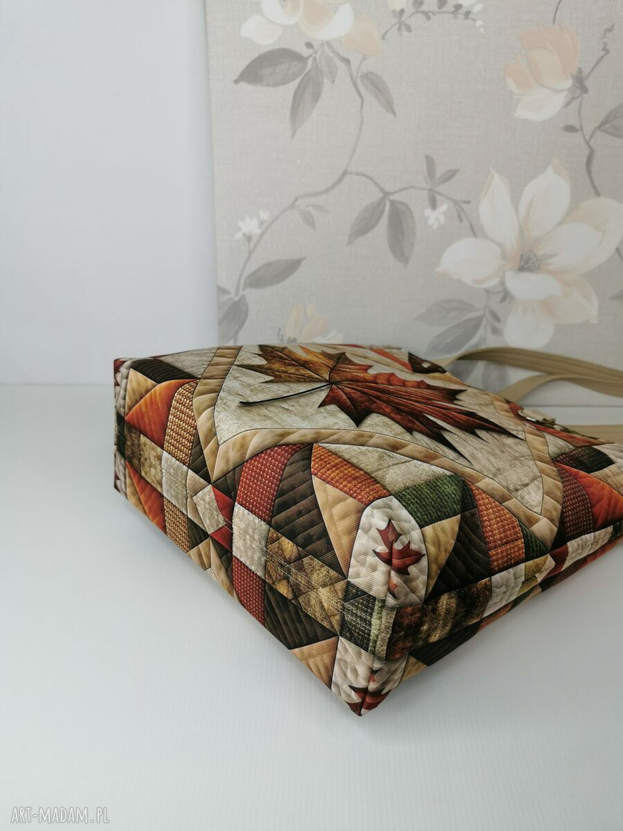 Duża shopper bag na ramię z motywem liścia klonu - zapinana na zamek