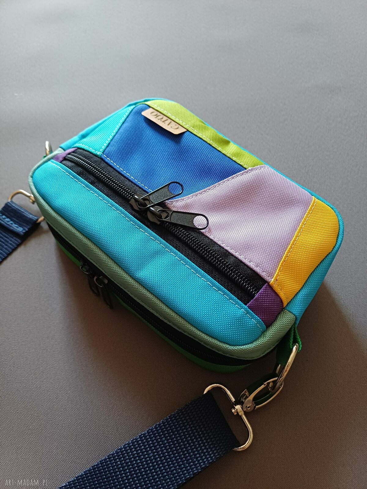 Kolorowa mini torebka Play with colors II - saszetka na ramię dla każdej stylizacji