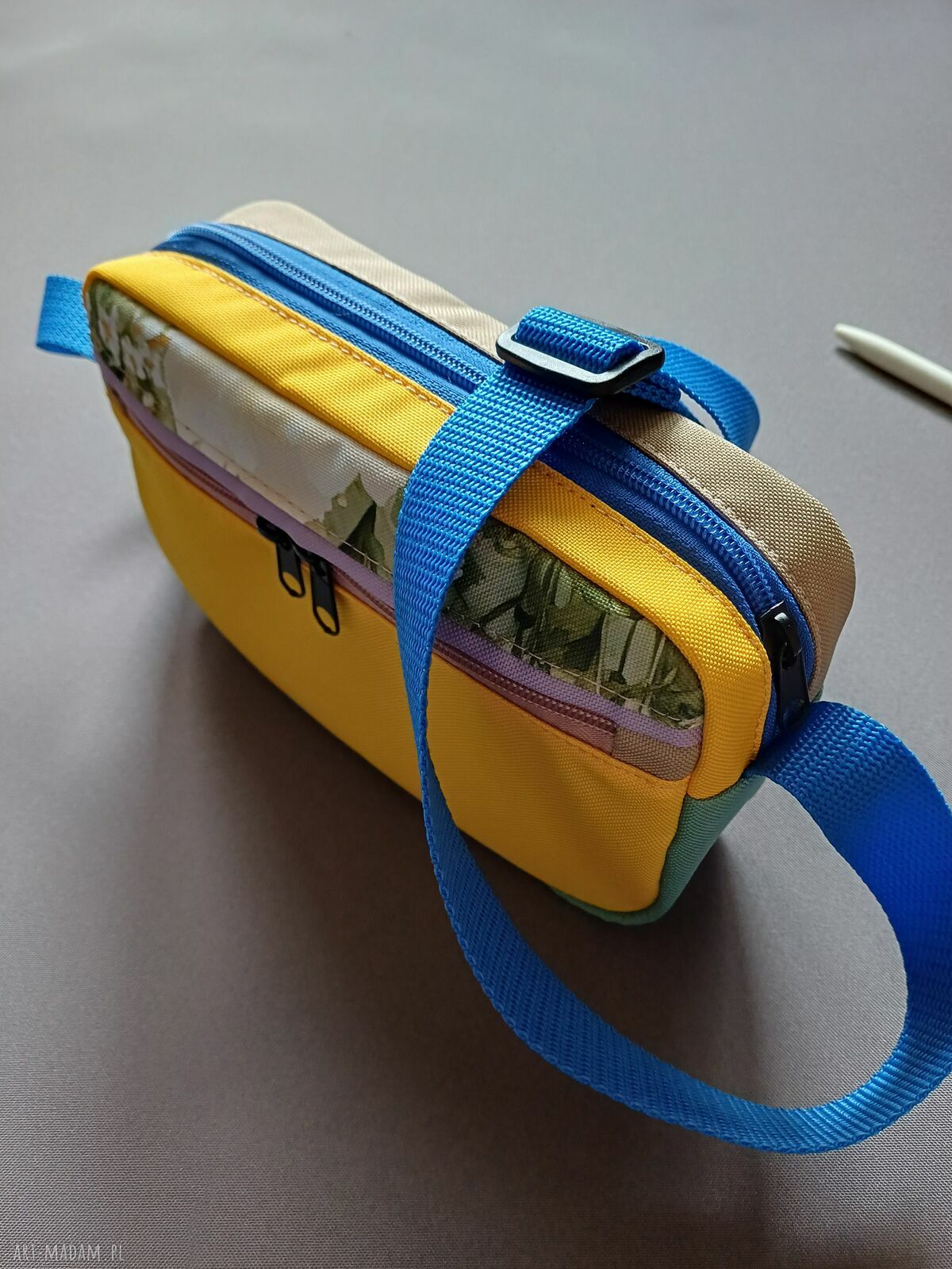 Kolorowa torebka na telefon na ramię