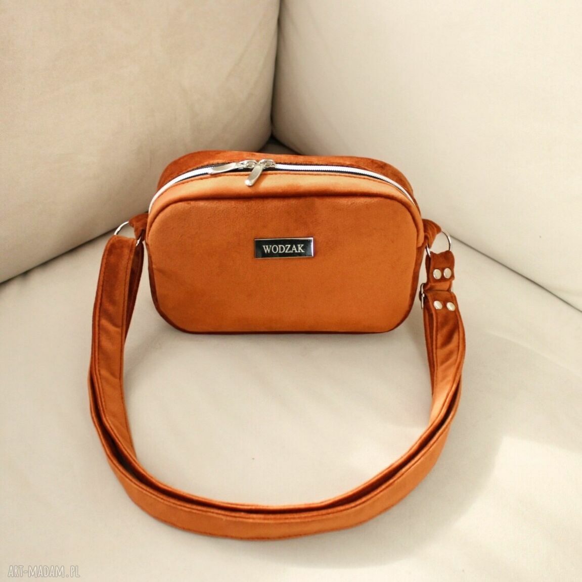 na ramię: Torebka listonoszka mini z cynamonowego weluru Ręcznie zrobione