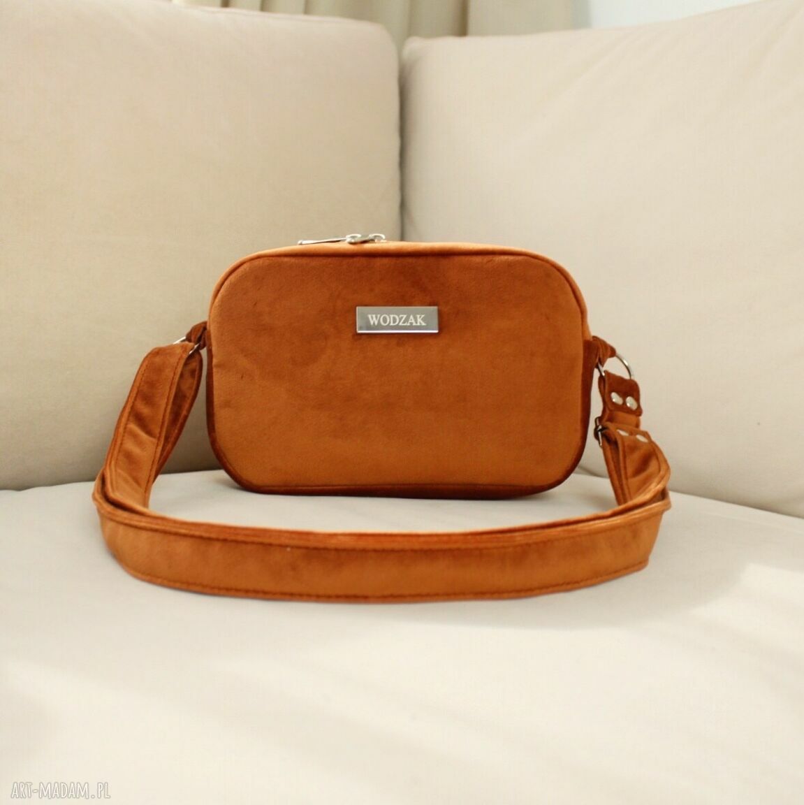 na ramię: Torebka listonoszka mini z cynamonowego weluru Ręcznie zrobione