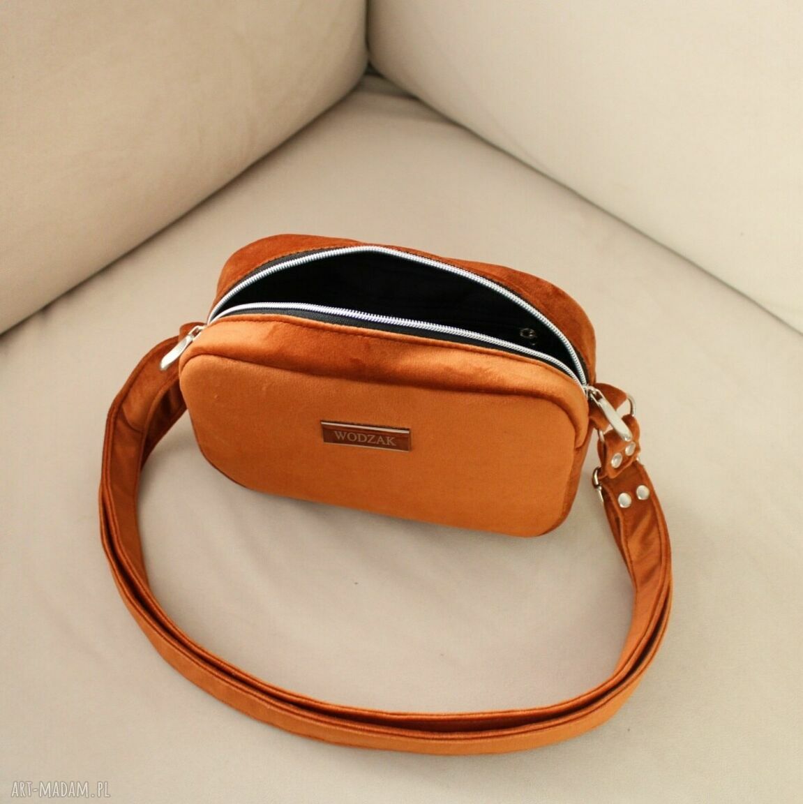 na ramię: Torebka listonoszka mini z cynamonowego weluru Ręcznie zrobione