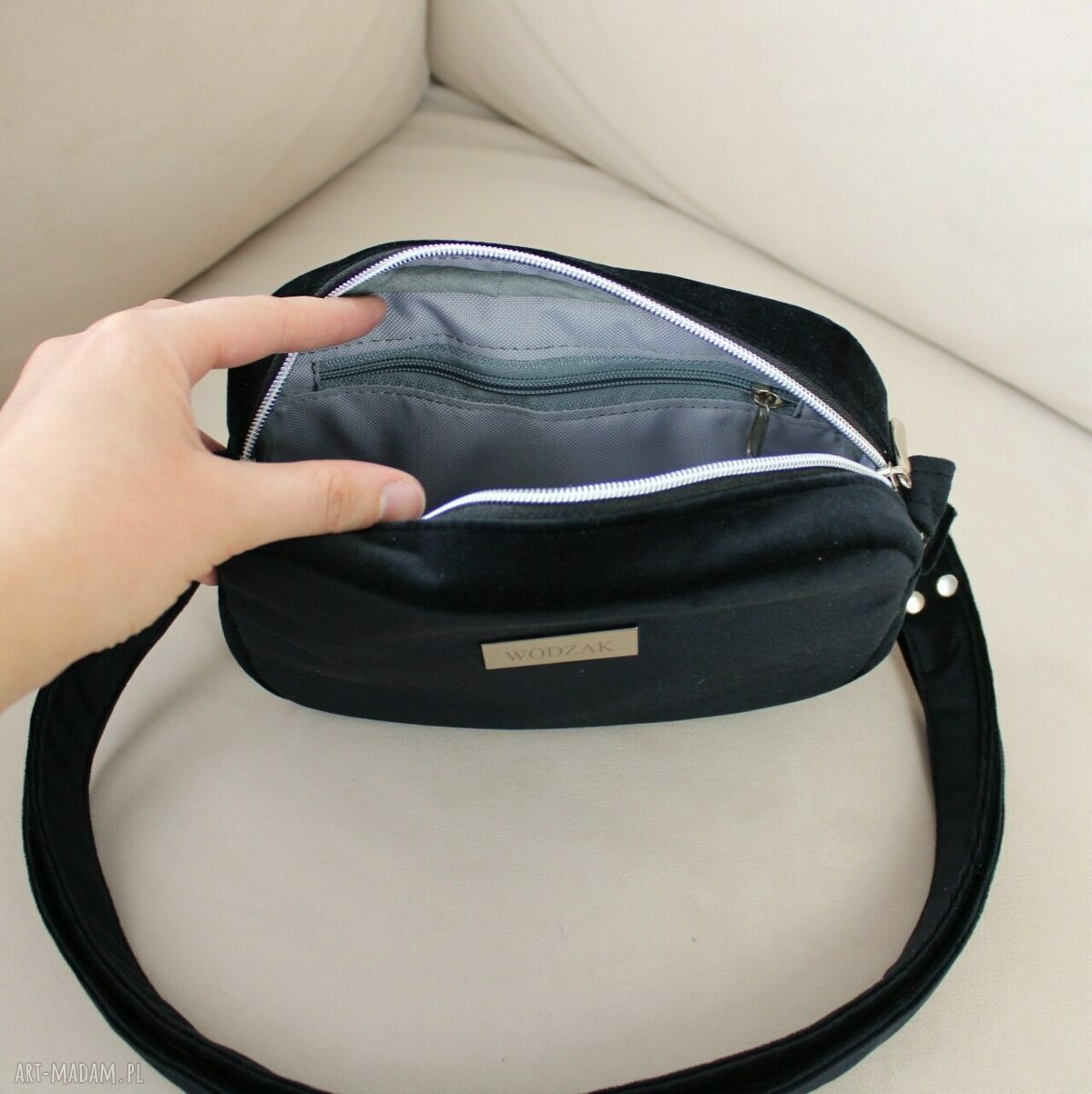 na ramię: Torebka listonoszka mini z czarnego weluru ręcznie wykonane