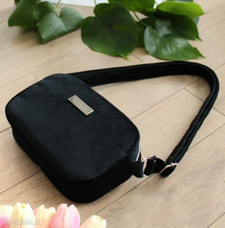 na ramię: Torebka listonoszka mini z czarnego weluru ręcznie wykonane