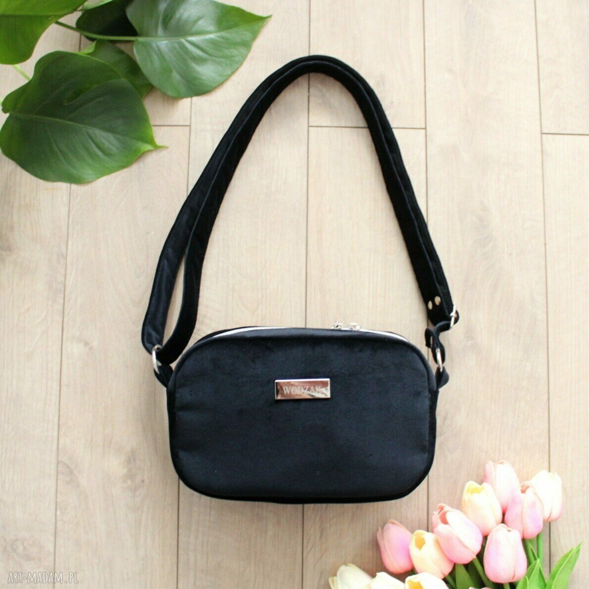 na ramię: Torebka listonoszka mini z czarnego weluru ręcznie wykonane