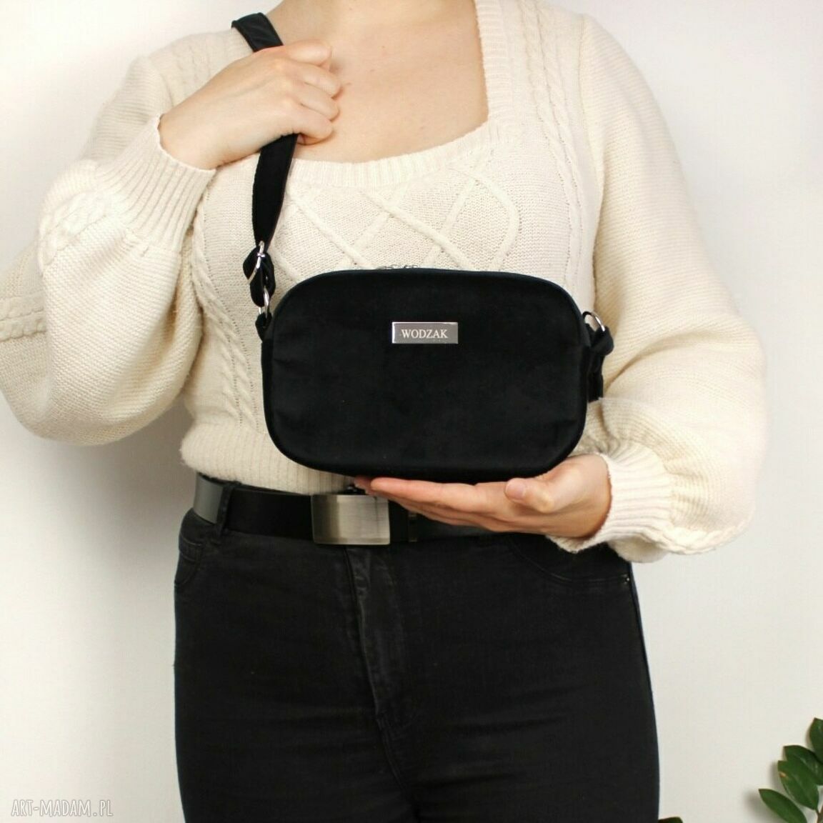 na ramię: Torebka listonoszka mini z czarnego weluru ręcznie wykonane