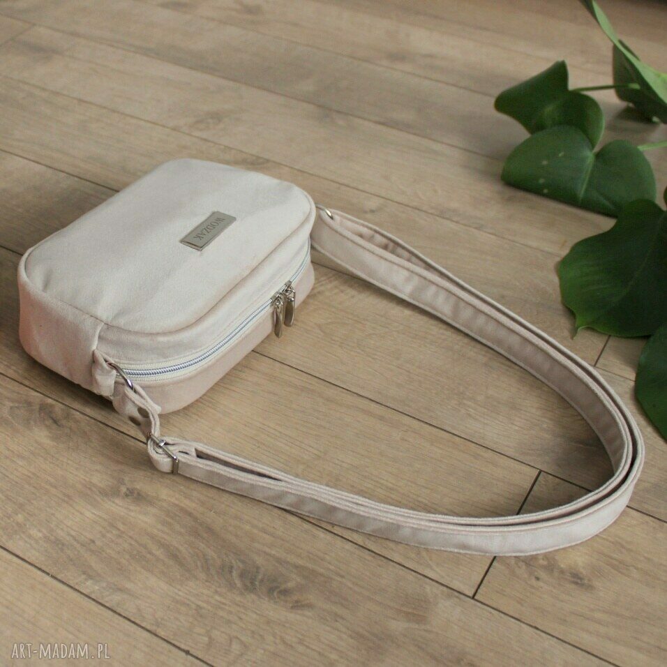 na ramię: Torebka listonoszka mini z kremowego weluru ręcznie wykonane