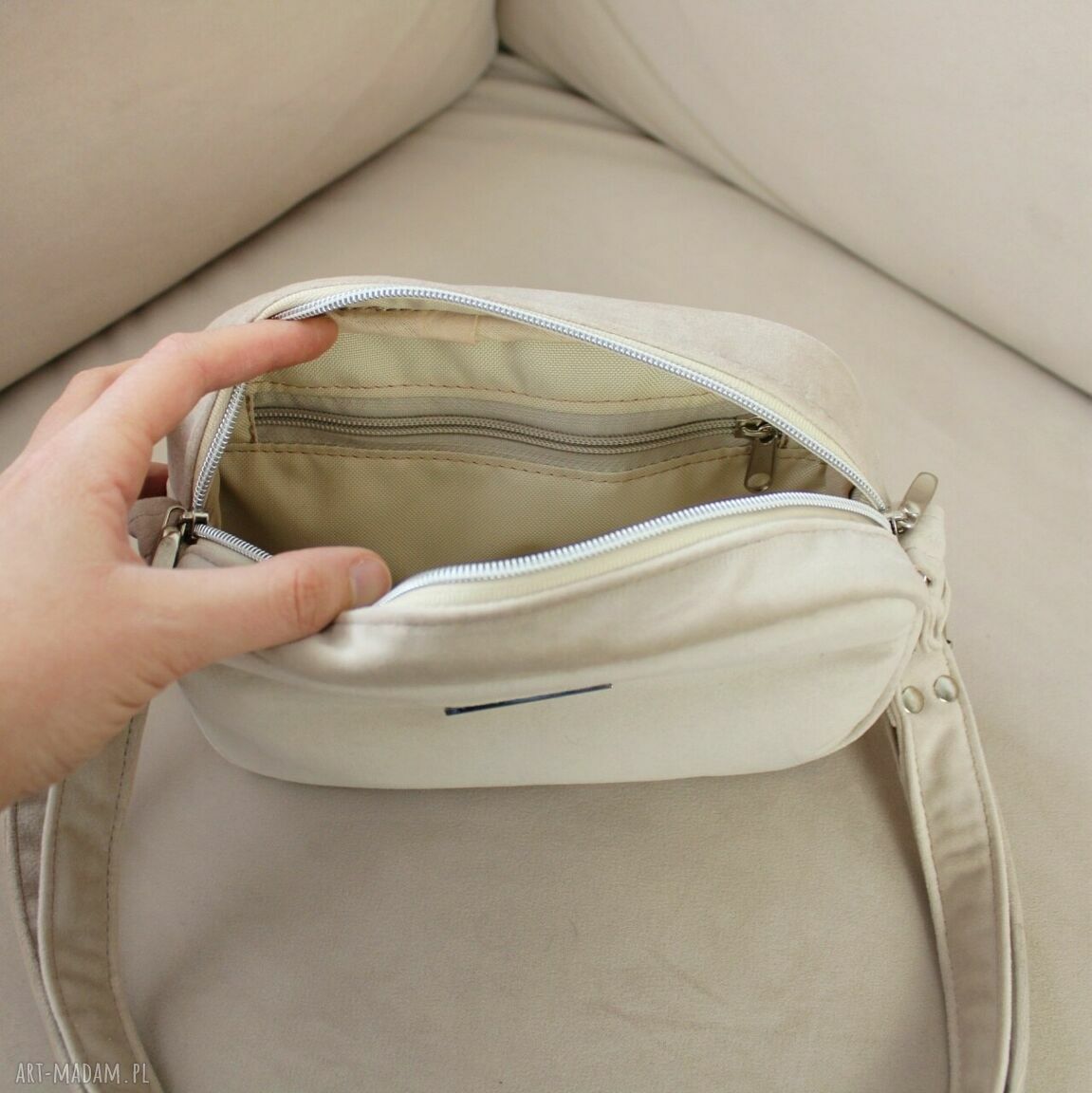 na ramię: Torebka listonoszka mini z kremowego weluru ręcznie wykonane