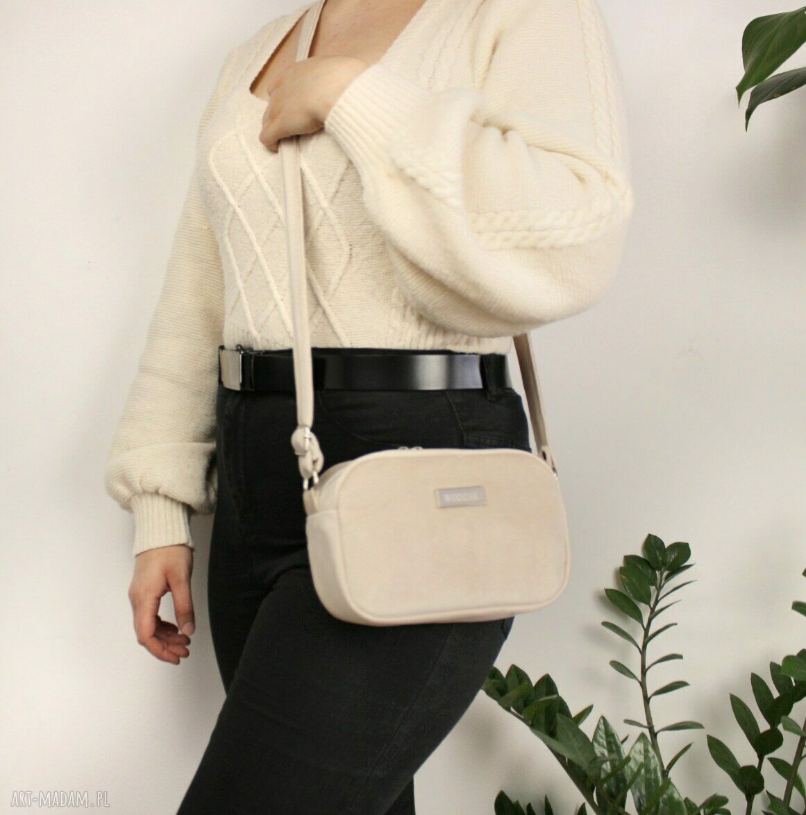 na ramię: Torebka listonoszka mini z kremowego weluru ręcznie wykonane