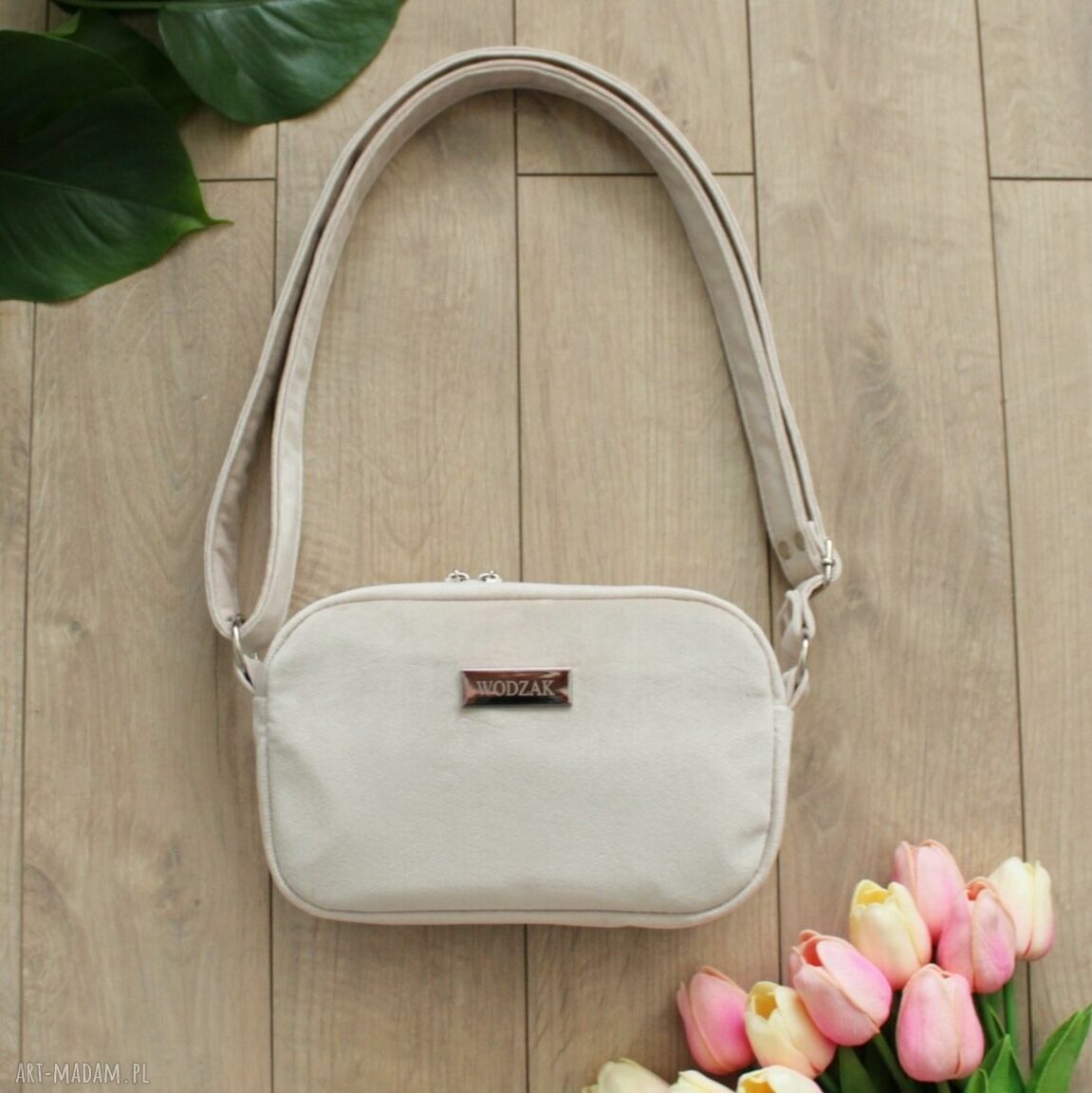 na ramię: Torebka listonoszka mini z kremowego weluru ręcznie wykonane