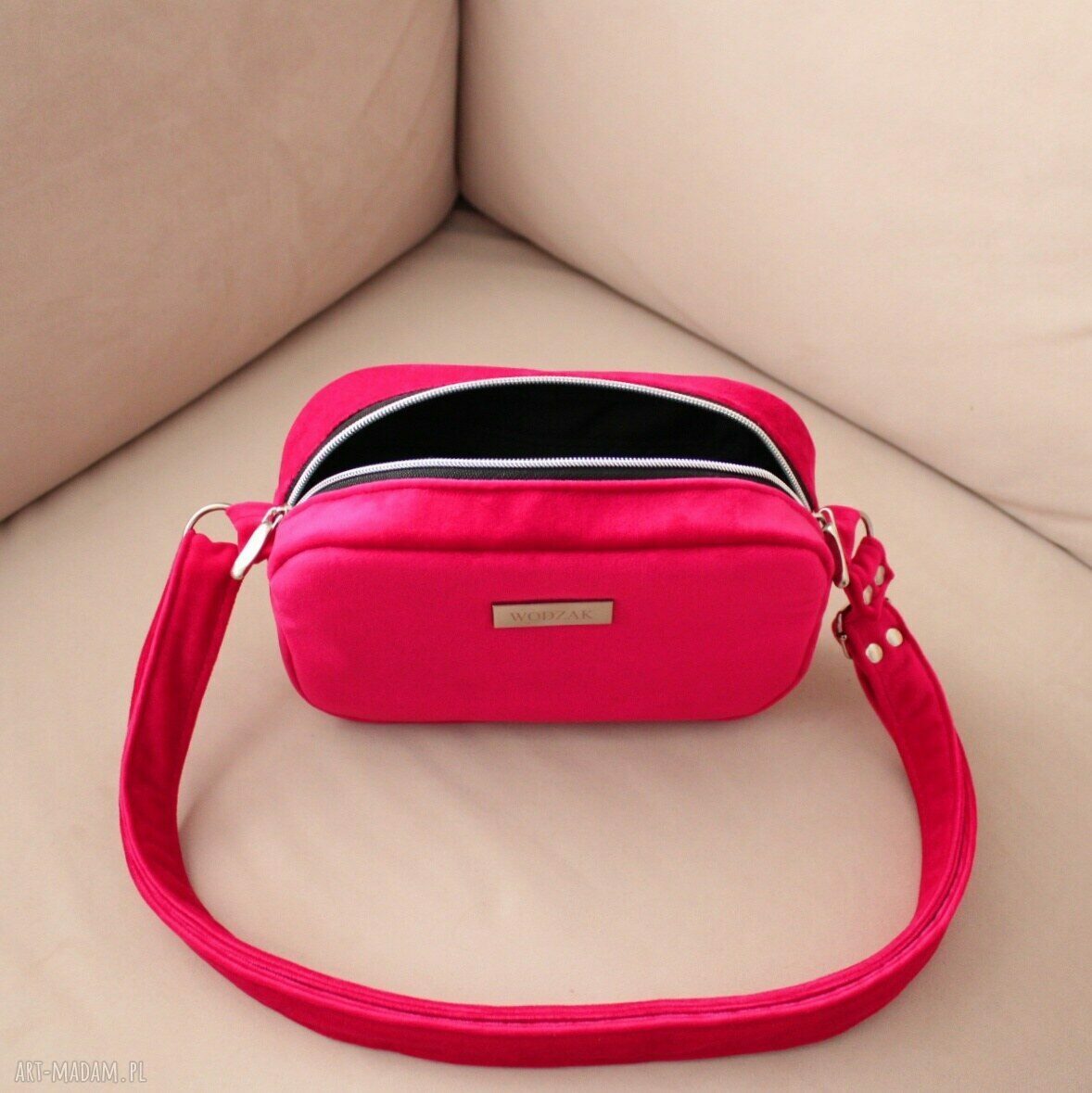 na ramię: Torebka listonoszka mini z malinowego weluru Ręcznie zrobione