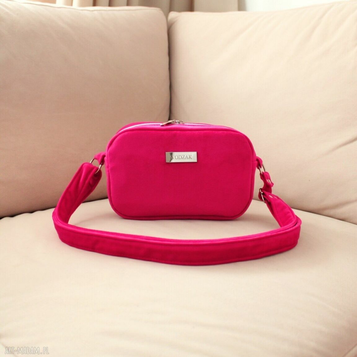 Torebka listonoszka mini malinowego weluru damska elegancka