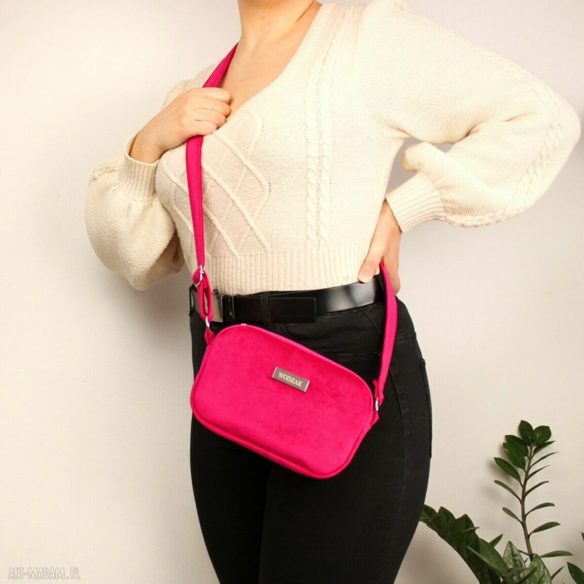 na ramię: Torebka listonoszka mini z malinowego weluru Ręcznie zrobione