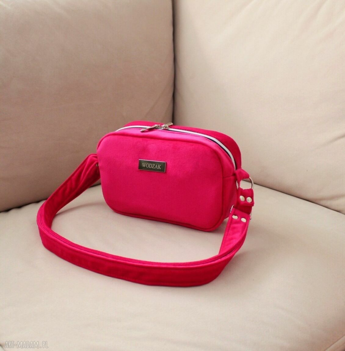 na ramię: Torebka listonoszka mini z malinowego weluru Ręcznie zrobione