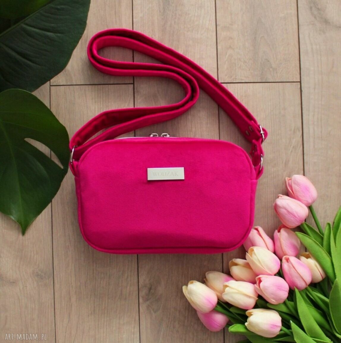 na ramię: Torebka listonoszka mini z malinowego weluru Ręcznie zrobione