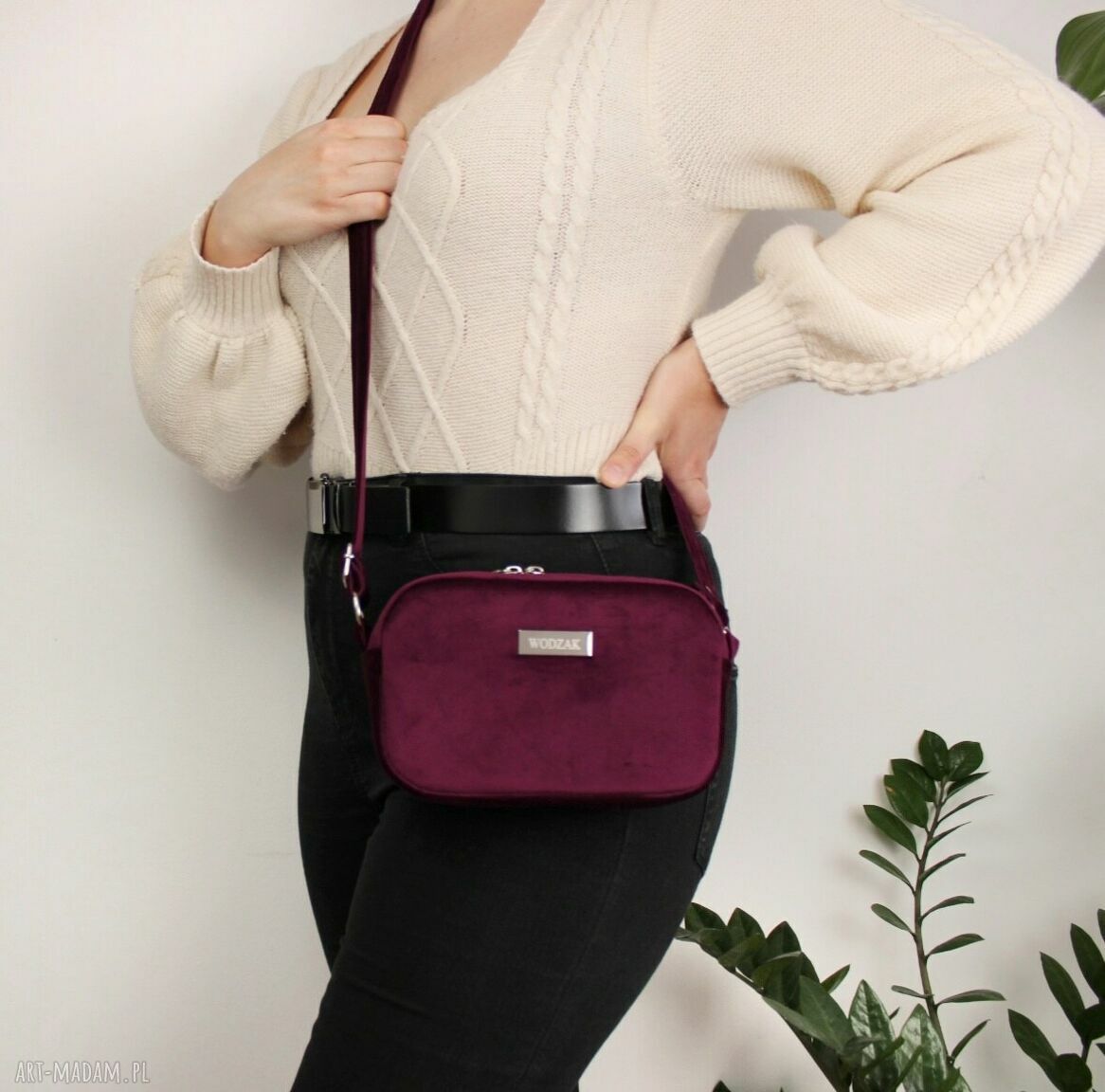 na ramię: Torebka listonoszka mini z purpurowego weluru ręcznie wykonane