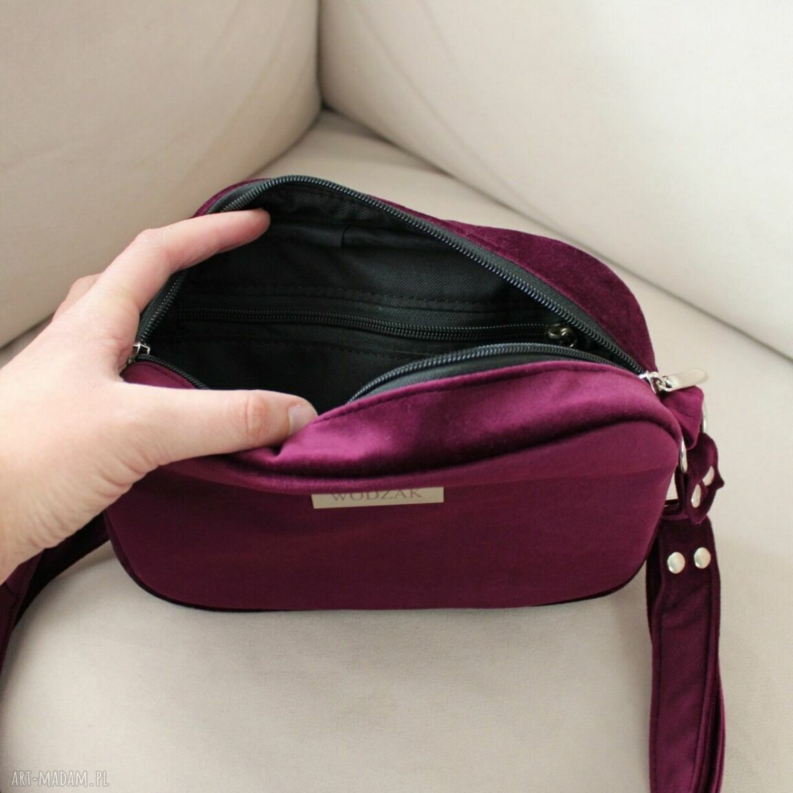 na ramię: Torebka listonoszka mini z purpurowego weluru ręcznie wykonane