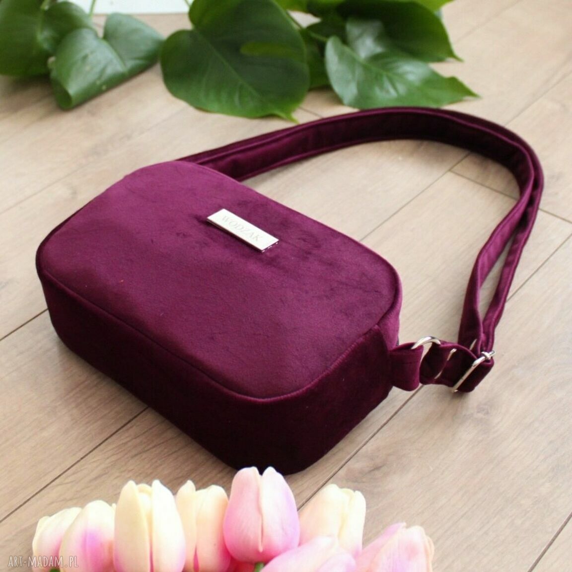 na ramię: Torebka listonoszka mini z purpurowego weluru ręcznie wykonane