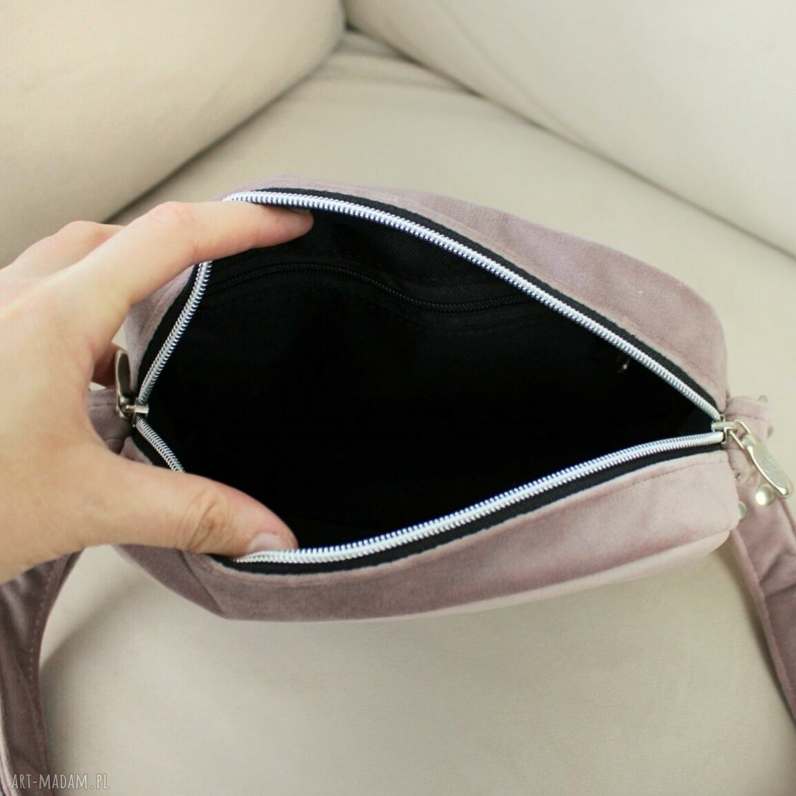 na ramię: Torebka listonoszka mini z różowego weluru ręcznie wykonane