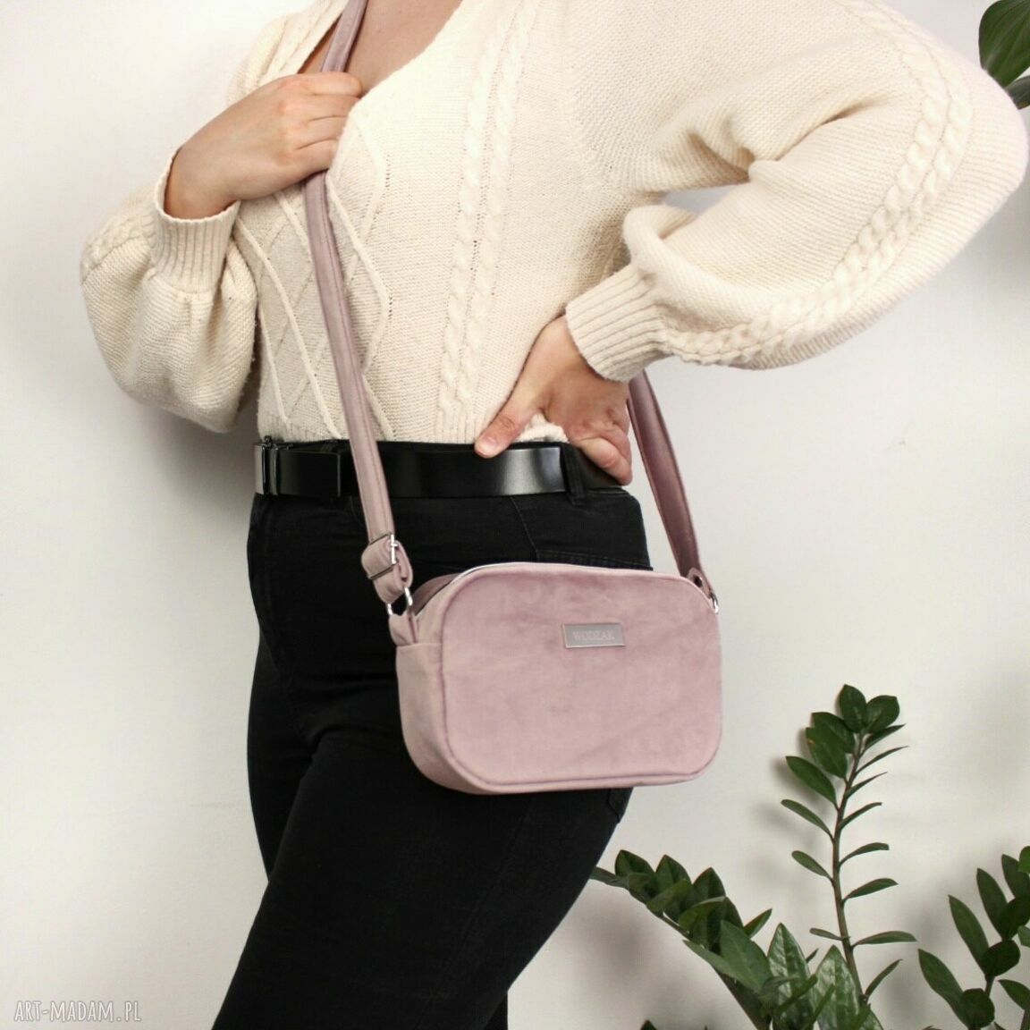 na ramię: Torebka listonoszka mini z różowego weluru ręcznie wykonane