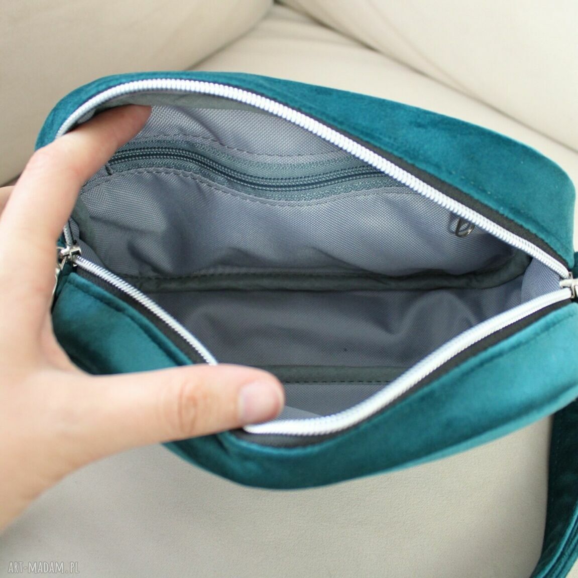 na ramię: Torebka listonoszka mini z turkusowego weluru ręcznie wykonane