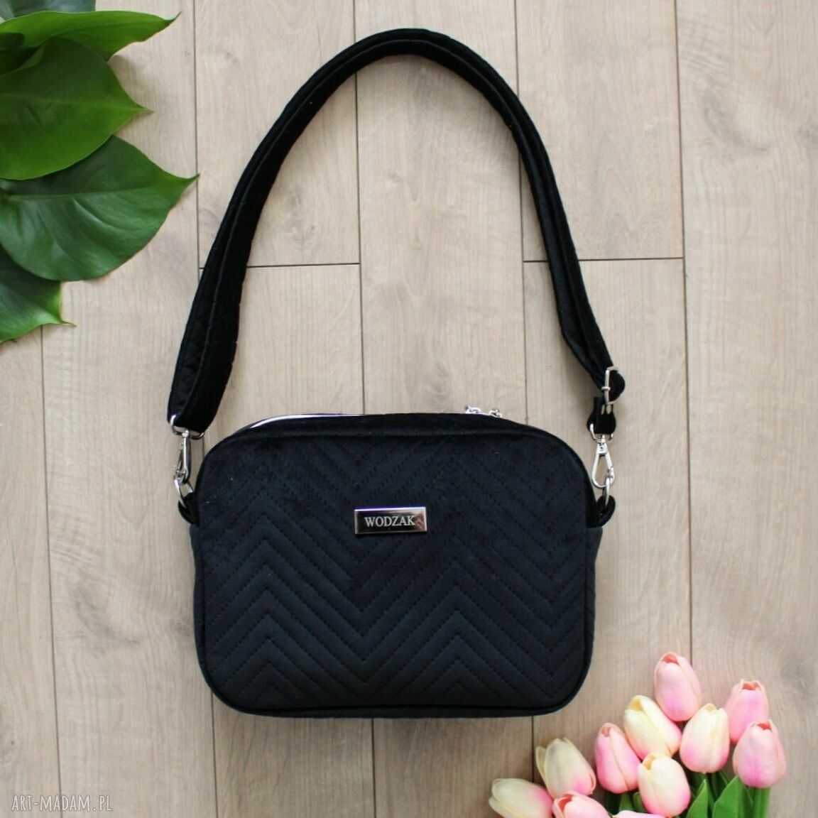 Torebka listonoszka czarnego weluru damska elegancka tkaniny