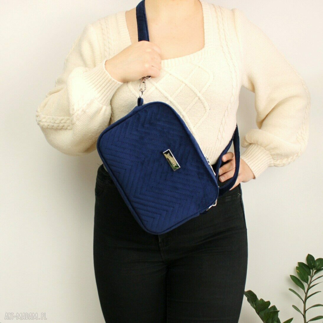 na ramię: Torebka listonoszka z granatowego weluru ręczne wykonanie