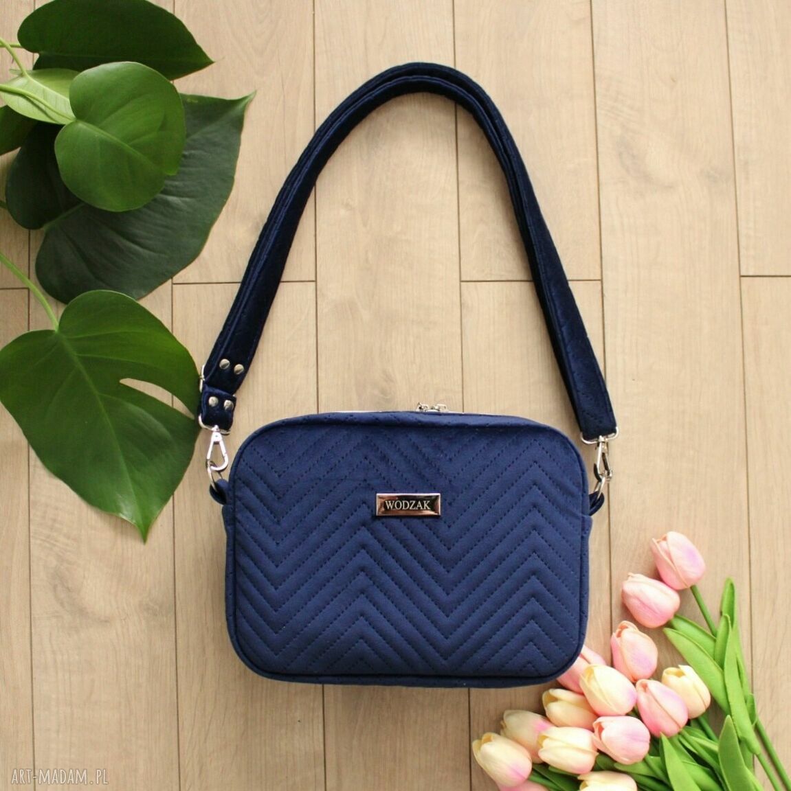 Torebka listonoszka granatowego weluru elegancka chabrowa