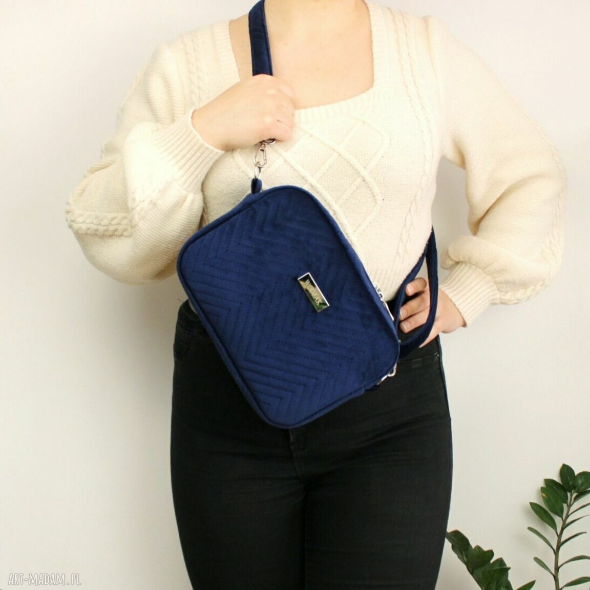 na ramię: Torebka listonoszka z granatowego weluru Ręcznie zrobione